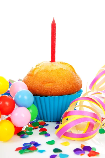 Bolo de aniversário com vela, streamers de festa e confe colorido — Fotografia de Stock