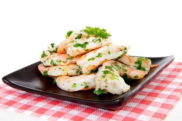 Prato com lanches de camarão no guardanapo quadriculado — Fotografia de Stock