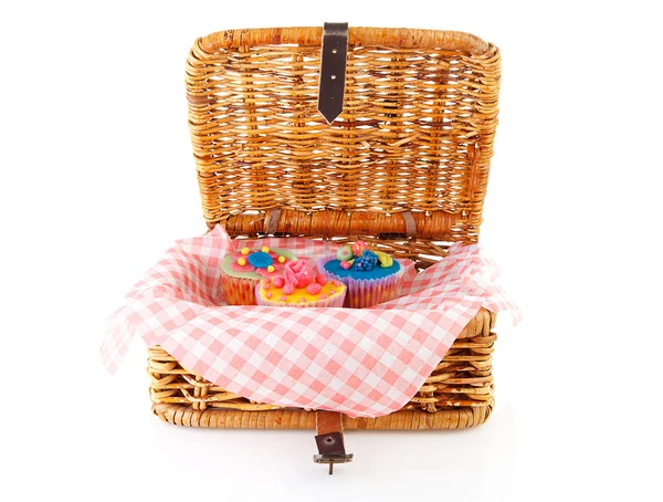 Picnic basket with decorated cupcakes — Stock Photo, Image
