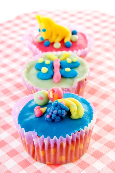 Tre cupcake con decorazione marzapane — Foto Stock