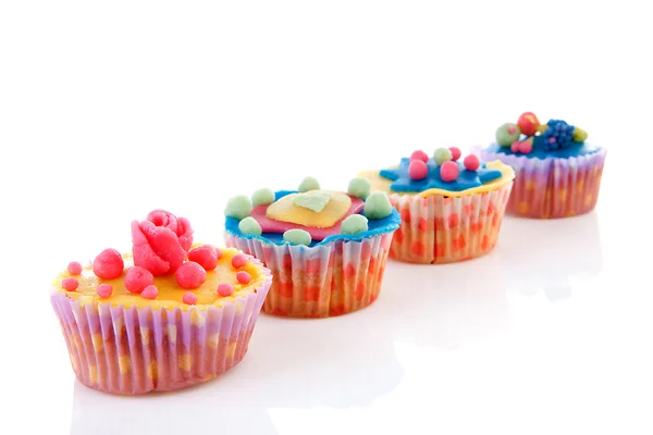 Cupcakes de fila con decoración de mazapán —  Fotos de Stock