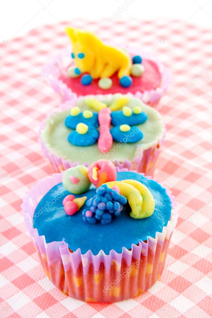 Betere Drie cupcakes met marsepein decoratie — Stockfoto © sannie32 #11422883 JK-71