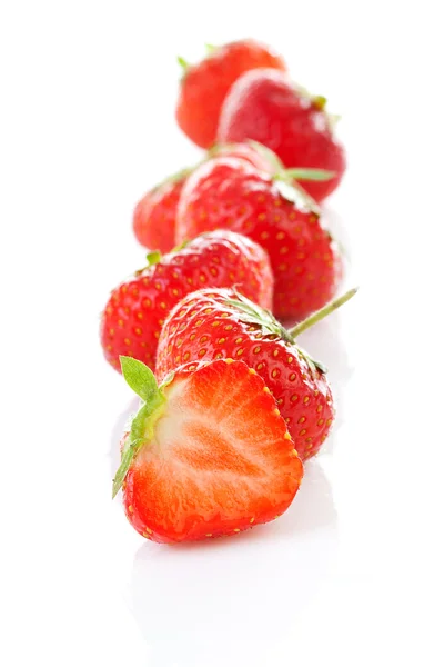 新鲜草莓在特写镜头中的行 — 图库照片