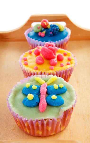 Tablett mit bunt dekorierten Cupcakes — Stockfoto