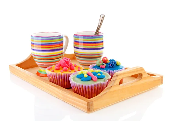 Bandeja com cupcakes decorados coloridos e xícara de café — Fotografia de Stock