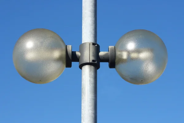 Уличный свет с двумя лампами — стоковое фото