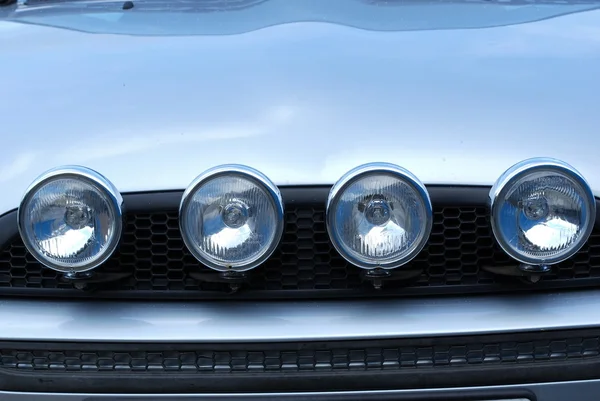 Quatro luzes em um carro — Fotografia de Stock