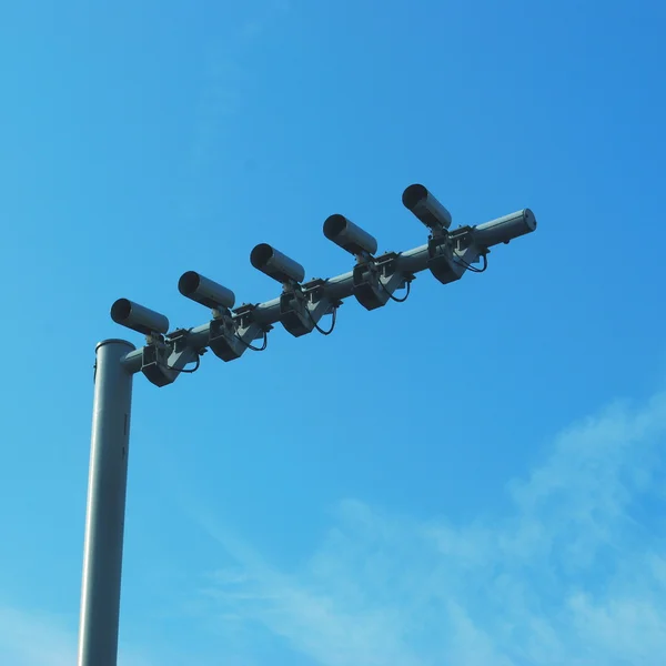 Vijf cctv-camera's tegen blauwe hemel — Stockfoto