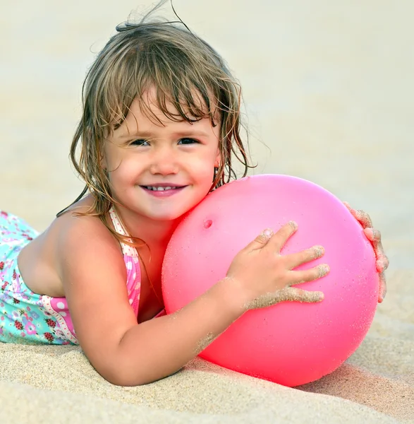 Girl plays with a ball — Stock Photo, Image