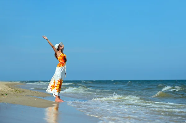 Uma mulher caminhando na praia — Fotografia de Stock