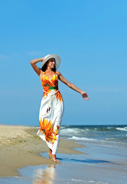 Žena kráčející po pláži — Stock fotografie