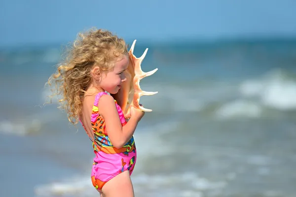 Menina de andar na praia — Fotografia de Stock