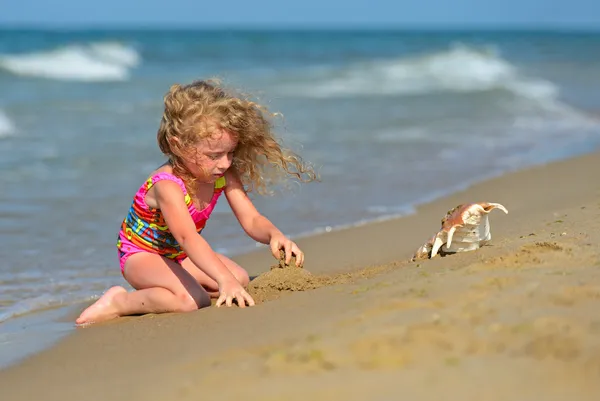 Fille de marche sur la plage — Photo
