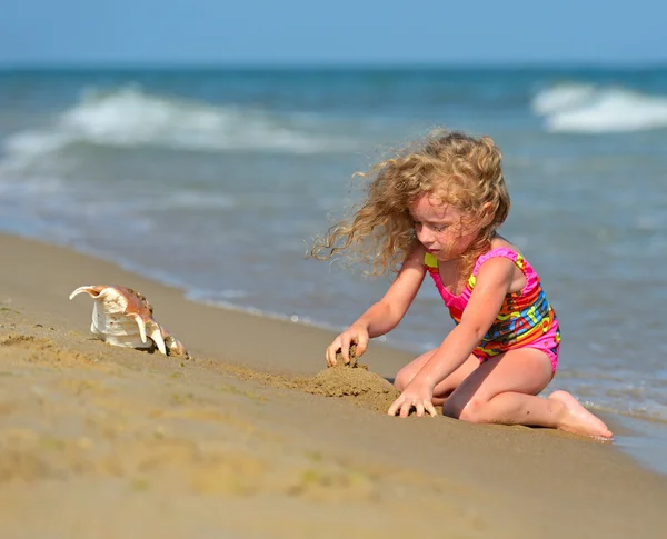 Chica de caminar en la playa — Foto de Stock