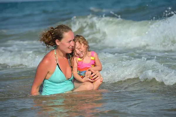 Anne ile kızı plajda — Stok fotoğraf