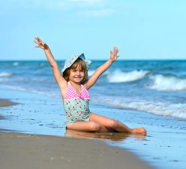 Mooi meisje op een kust — Stockfoto