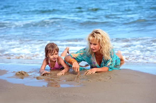 ビーチ上の娘を持つ母matka s dcerou na pláži — Stock fotografie