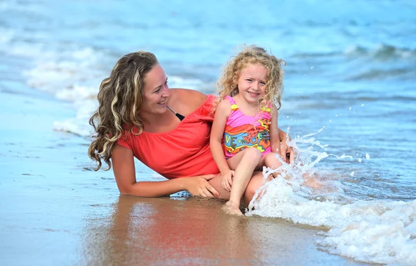ビーチ上の娘を持つ母matka s dcerou na pláži — Stock fotografie