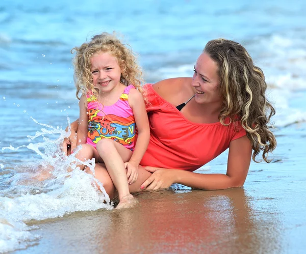 समुद्र तट पर बेटी के साथ माँ — स्टॉक फ़ोटो, इमेज