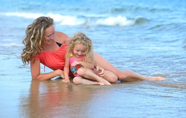 Matka z córką na plaży — Zdjęcie stockowe