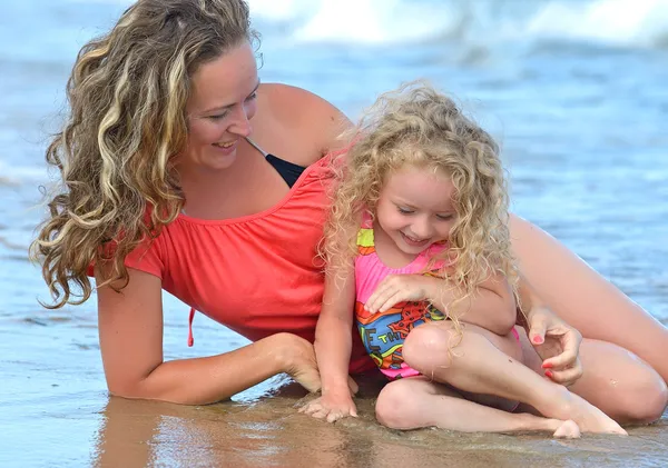 Matka z córką na plaży — Zdjęcie stockowe