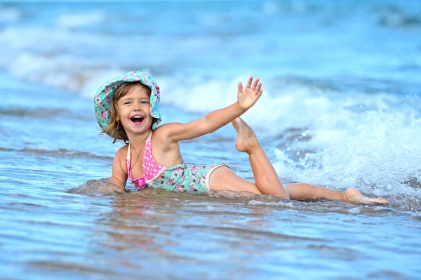 Hermosa chica en una orilla del mar — Foto de Stock