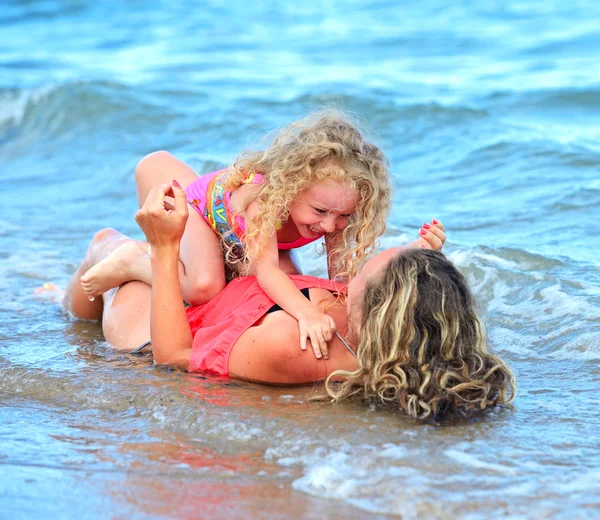 Madre con hija en la playa — Foto de Stock