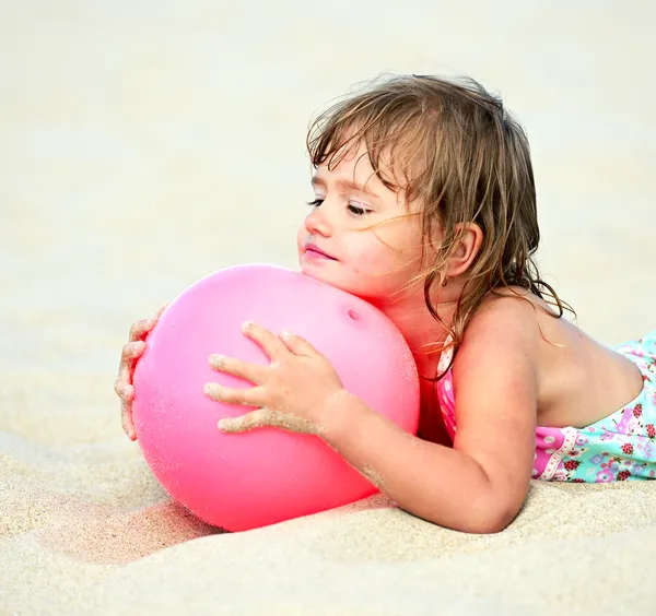 Menina joga com uma bola — Fotografia de Stock