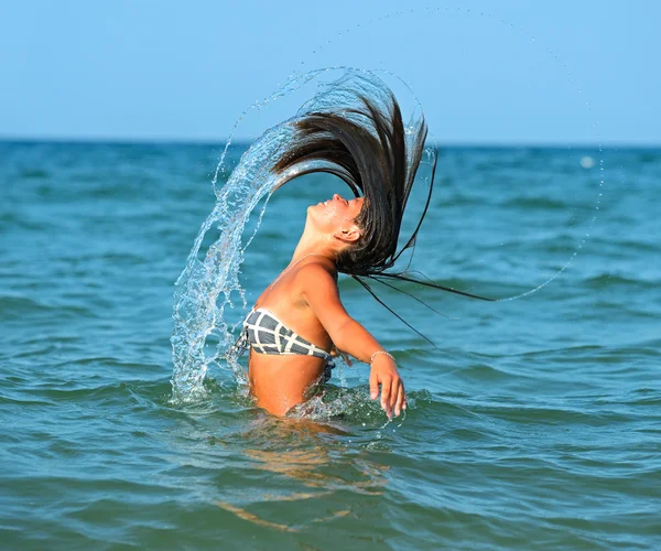 Διασκέδαση νερό κορίτσι — Φωτογραφία Αρχείου