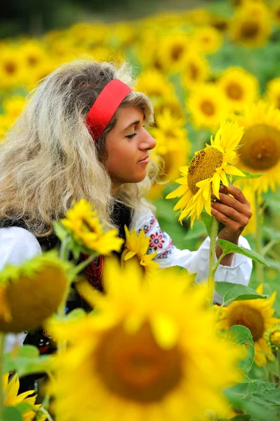 Jeune belle femme dans le champ de blé doré — Photo