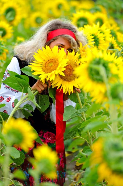 Giovane bella donna nel campo di grano dorato — Foto Stock