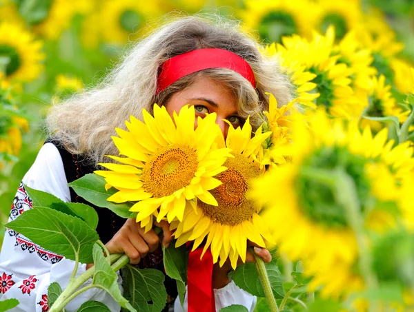 Unga vackra kvinnan i gyllene vete fält — Stockfoto