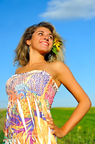 Junge schöne Frau im goldenen Weizenfeld — Stockfoto