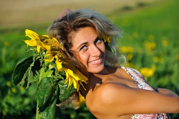 Unga vackra kvinnan i gyllene vete fält — Stockfoto