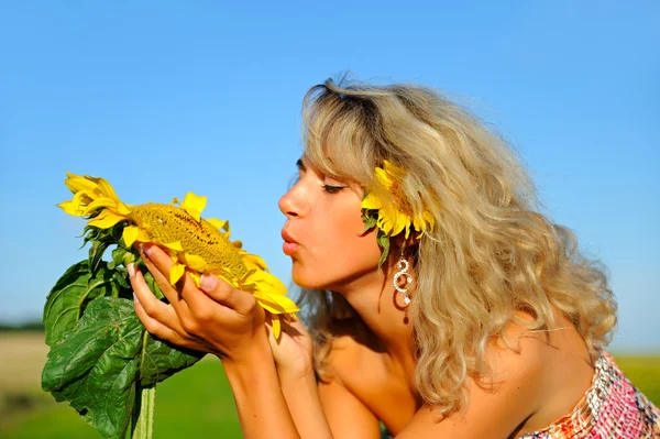Young beautiful woman in golden wheat field — Zdjęcie stockowe