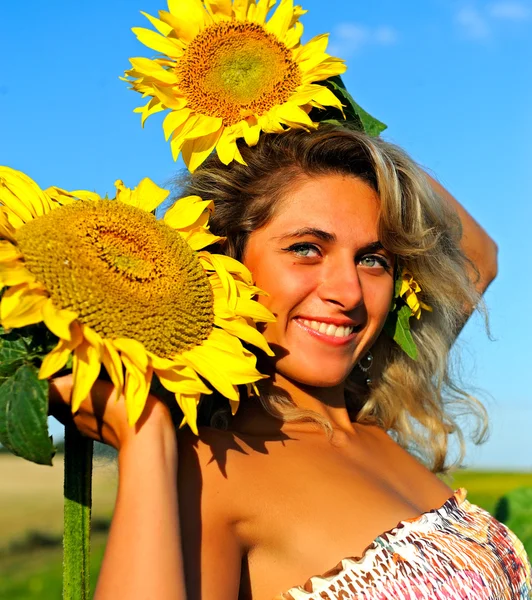 Young beautiful woman in golden wheat field — Zdjęcie stockowe