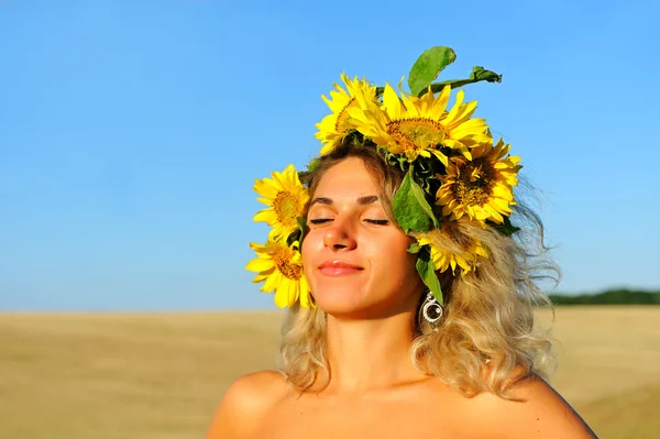 Young beautiful woman in golden wheat field — Stock Photo, Image