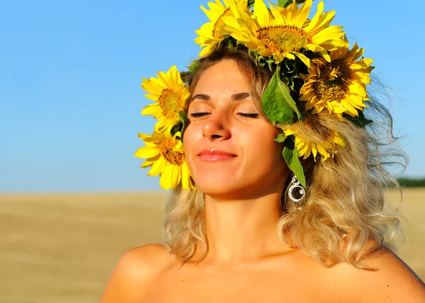 Young beautiful woman in golden wheat field — Stock Photo, Image