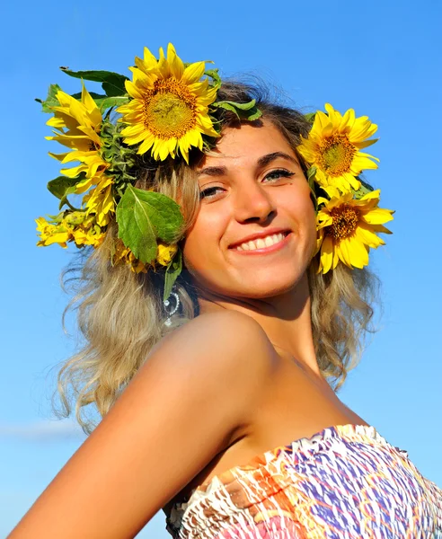 黄金の小麦畑に若くてきれいな女性 — ストック写真