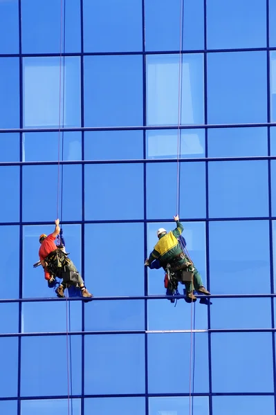 Group of washers wash the glass facade — Stock Photo, Image