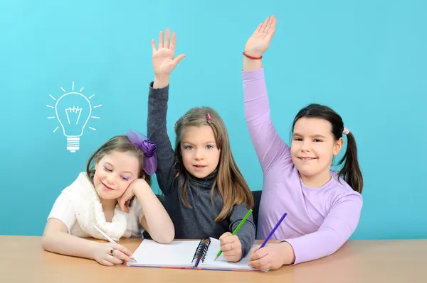 Drie gelukkige meisjes doen hun schoolwerk — Stockfoto