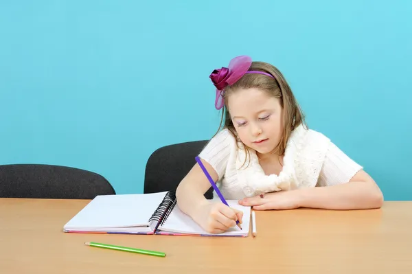 Echte schoolmeisje doet haar huiswerk — Stockfoto