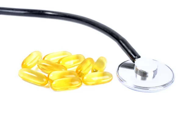 Torsk lever olja kapslar omega 3 gel med stetoskop — Stockfoto