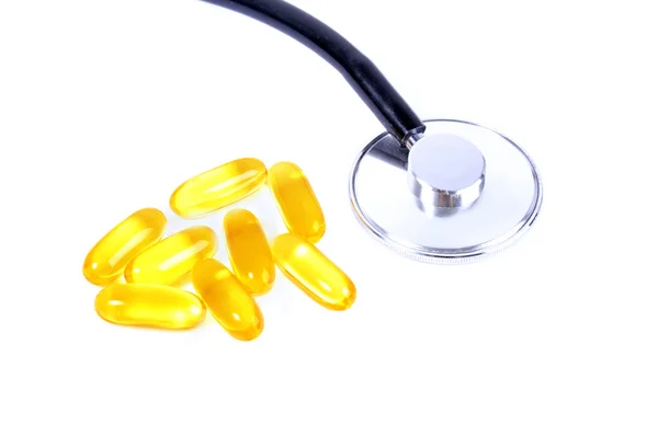 Kabeljauw lever olie omega 3 gel capsules met stethoscoop — Stok fotoğraf