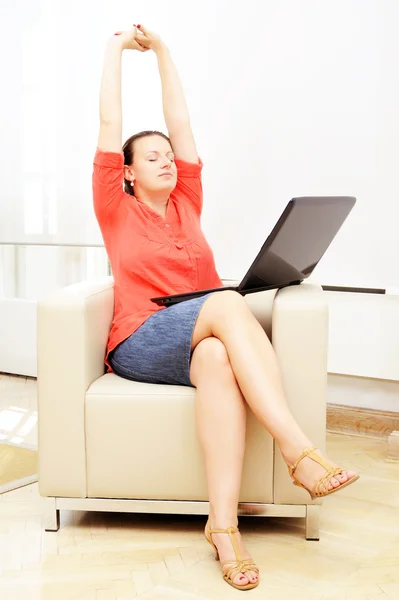 Zakenvrouw ontspannen in haar kantoor — Stockfoto