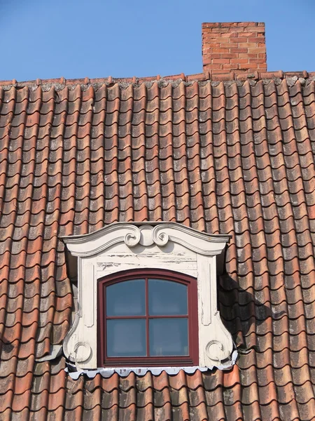 Altes Dach mit Fenster — Stockfoto