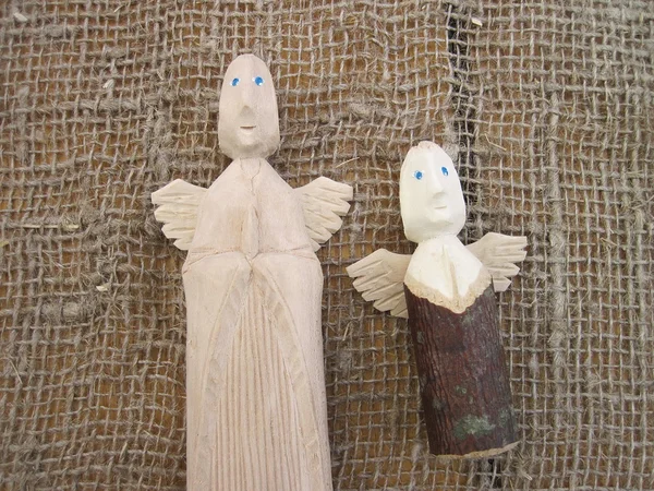 Деревянные ангелы — стоковое фото