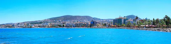 Panorama van de stad waterkant van kusadasi in Turkije. — Stockfoto