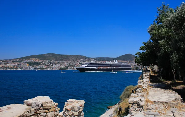 Океанский лайнер в портовом городе Кушадасы в Турции . — стоковое фото