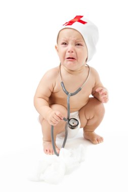 Doktor şapkalı stetoskop ile zor bebek ağlıyor